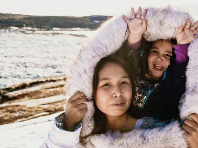 Eine Inuit-Mutter mit Kind auf Baffin Island (© Ryerson Clark)