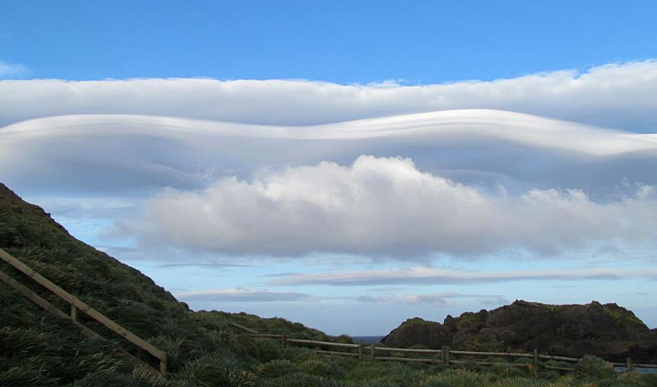 Macquarie Island ist die ideale Insel zur Erforschung von Wolken im Südlichen Ozean. Wissenschaftler werden eine Reihe von Messgeräten dort stationieren, um die Eigenschaften von Wolken wie beispielsweise Linsenwolken im Verlauf eines Jahres zu untersuchen. Bild: Ivor Harris