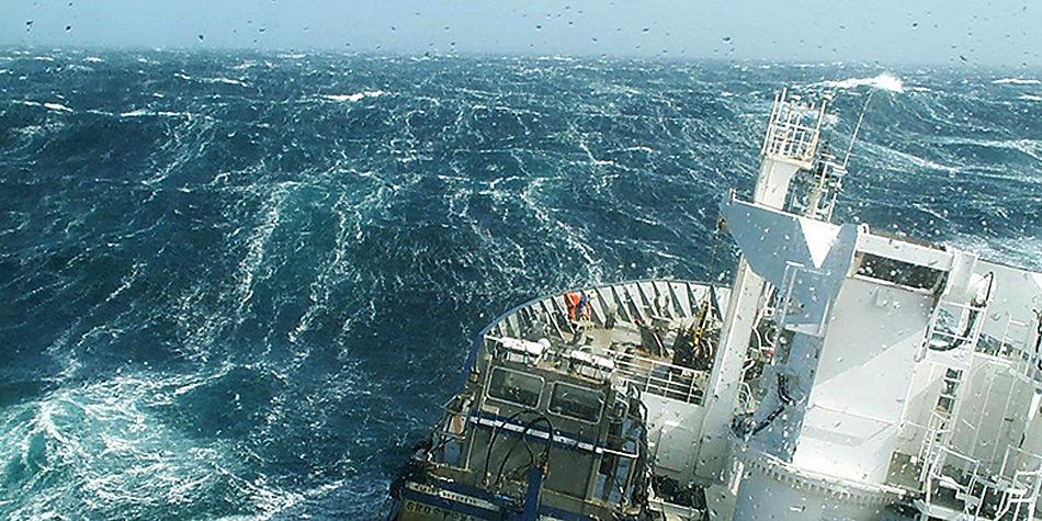 Ein Forschungsschiff durchstösst bei der Messung von gelöstem CO2 im Oberflächenwasser die Wellen der Roaring Forties, einer Zone des Südlichen Ozeans, in der starke Winde vorherrschen. Bild: Nicolas Metzl, LOCEAN/IPSL Laboratory