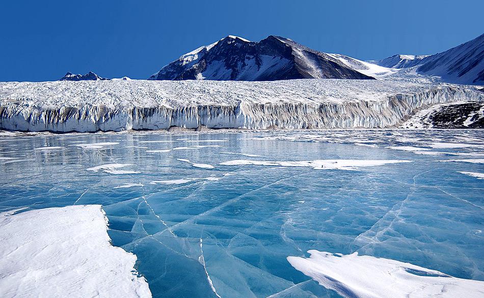 Unter dem blauen Eis des Fryxell-Sees in der Antarktis liegen Mikrobenrasen, die im Sommer Sauerstofftaschen auf dem Seegrund bilden. Bild Joe Mastroianni, NSF