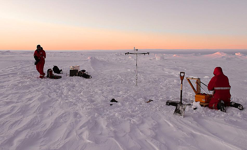 Die Meereisphysiker  Stefan Hendricks und Mario Hoppmann bei ihren Arbeiten auf der Eisscholle. Foto: AWI, Sandra Schwegmann