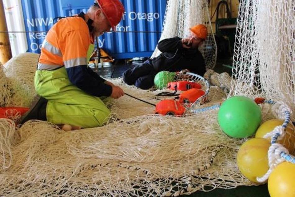 Die Assistenten und das Hilfsteam bereiten das Schleppnetz vor, mit dessen Hilfe die unbekannte Welt mit in der Kerguelen-Achse erforscht werden soll. Bild: Dr. Chistina Schallenberg