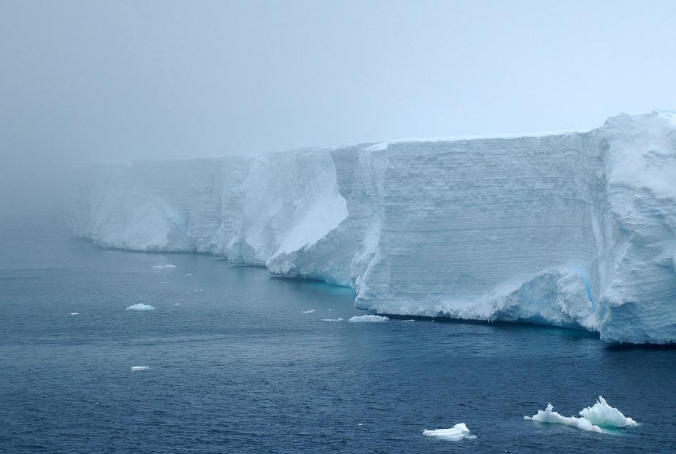 Tafeleisberge sind abgebrochene Teile eines Eisschelfs von Antarktika. Gemäss der Meinung von Klimatologen werden mehr von diesen Eisbergen in den Strömungen rund um den Kontinenten in der Zukunft treiben. Denn kleinere und mittlere Eisschelfe werden schneller auseinanderfallen als die grossen. Bild: Michael Wenger