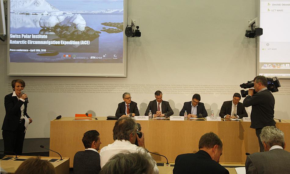 Das neugegründete Schweizer Polarinstitut rief ein grosses Medienecho hervor. An der Pressekonferenz traten Professor Thomas Stocker (Uni Bern, ganz links), Polarforscher und Mäzen Frederik Paulsen (2.v.l), Professor Philippe Gillet (EPFL, 2.v.r.) und Staatssekretär des SBFI Mauro Dell’Ambrogio auf. Bild: Heiner Kubny