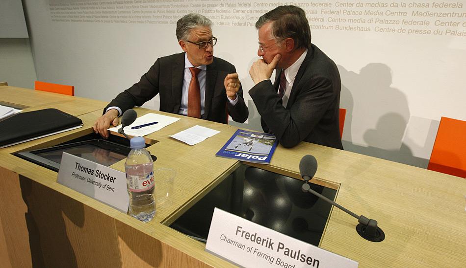 Prof. Thomas Stocker (links) zu Frederik Paulsen (rechts): „Mit dem Schweizer Polarinstitut sind wir auf Augenhöhe zu den grossen Forschernationen“. Bild: Heiner Kubny
