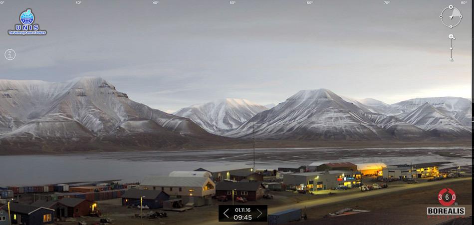 Am 1. November 2016 war Longyearbyen auf Svalbard immer noch schneefrei und der Fjord war eisfrei. Diese Situation entstand aufgrund ungewÃ¶hnlich hoher Temperaturen in der Arktis. Doch dies war nicht das erste Mal. Bild: flickr, Tanetahi