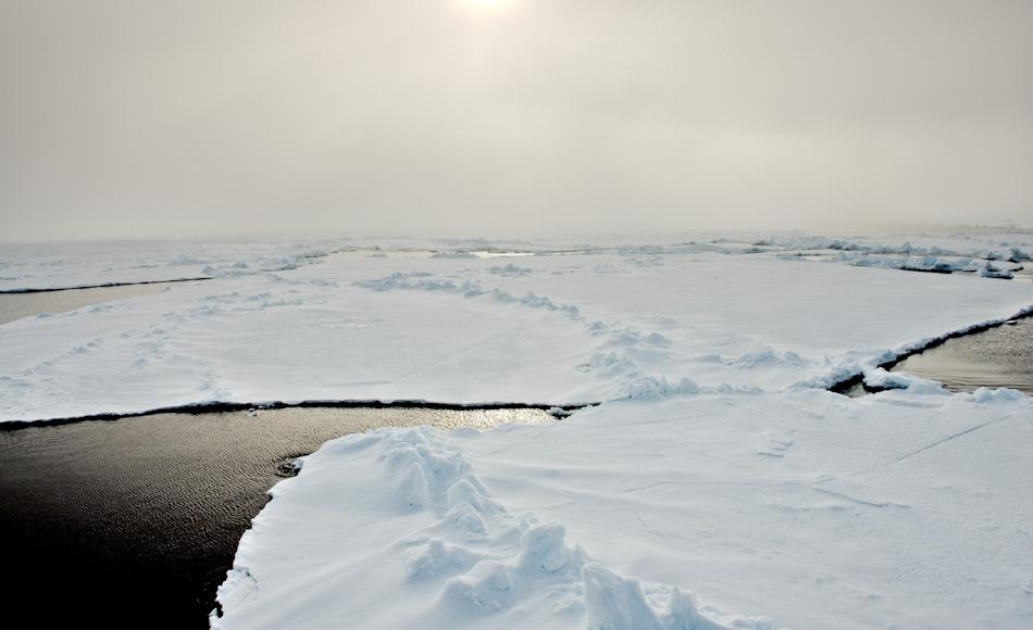 Auf den Reisen zum Nordpol an Bord eines russischen Eisbrechers wird das AusdÃ¼nnen des Meereises ersichtlich und Landungen auf dem geographischen Nordpol sind selten geworden. Bild: Michael Wenger