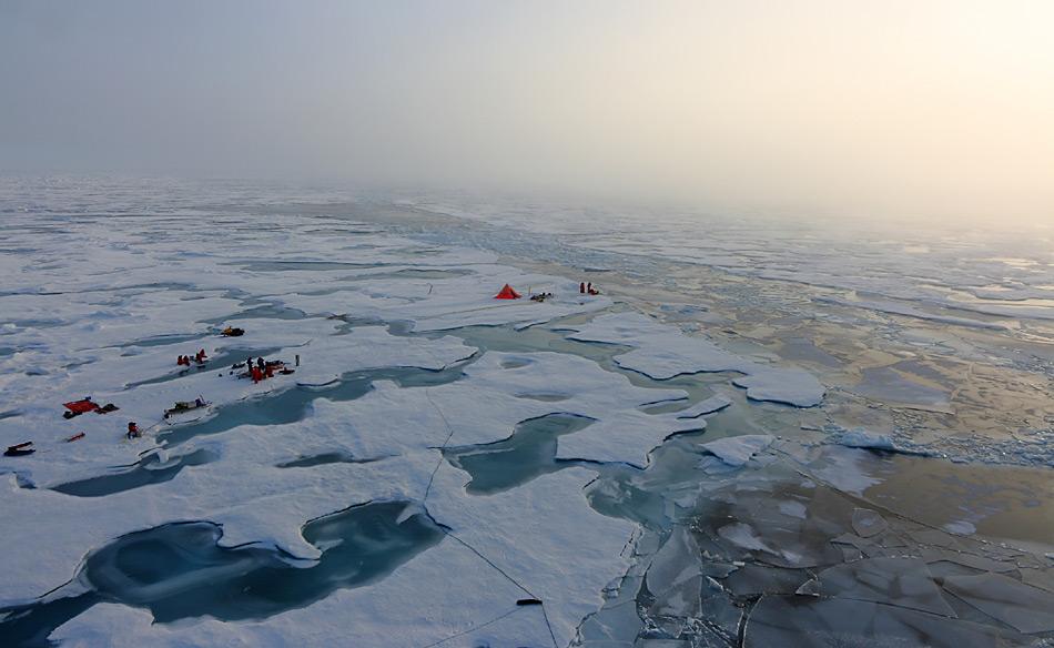 AWI-Meereisphysiker haben ein Eiscamp aufgebaut, um die Schmelztümpel auf dem arktischen Meereis zu untersuchen. Foto: Polarstern-Expedition ARK 26-3.