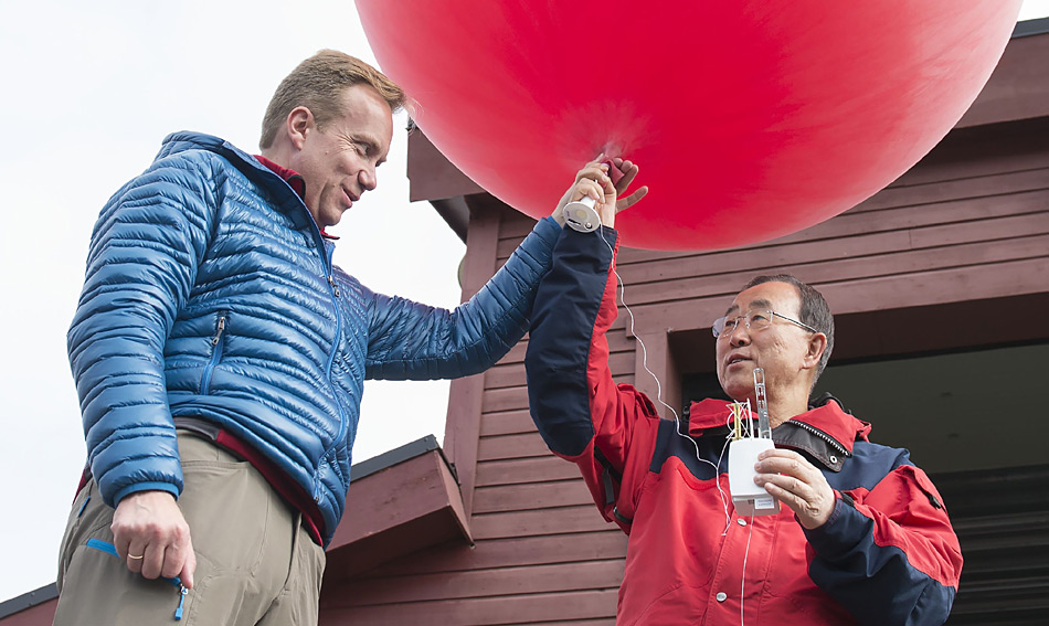 Uno-Generalsekretär Ban Ki-Moon bei seinem kurzen Besuch an der AWIPEV Station auf Spitzbergen. Er startete den Ballon zusammen mit Børge Brende, norwegischer Minister für auswärtige Angelegenheiten. Foto: Shadé Barka Martins
