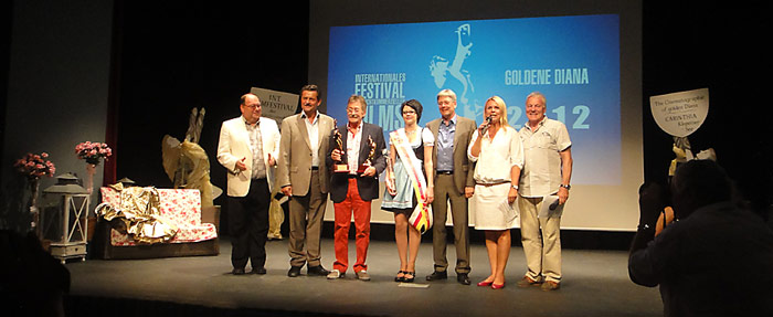 Werner Breiter bei der Siegerehrung umringt von der Kärntner Prominenz.