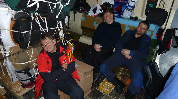 Letzte Ruhe vor dem Absprung aus 3.000 Meter über dem Nordpol. Das Gepäck und die Ausrüstungsgegenstände sind bereits verstaut und werden ebenfalls abgeworfen.