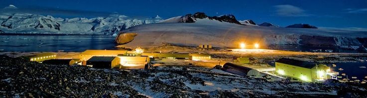 Die britische Station Rothera ist seit 1975 in Betrieb und beherbergt im Sommer rund 100 Leute, im