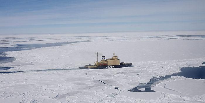 Russischer Eisbrecher im Eis eingeschlossen