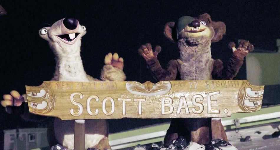 ICE AGE Kinofiguren erleben den Winter an Scott Base in der Antarktis